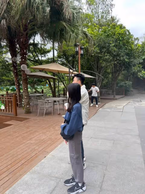 李小鵬一家廣西旅遊，12歲奧莉女大十八變，安琪皮膚泛黃老太多！
