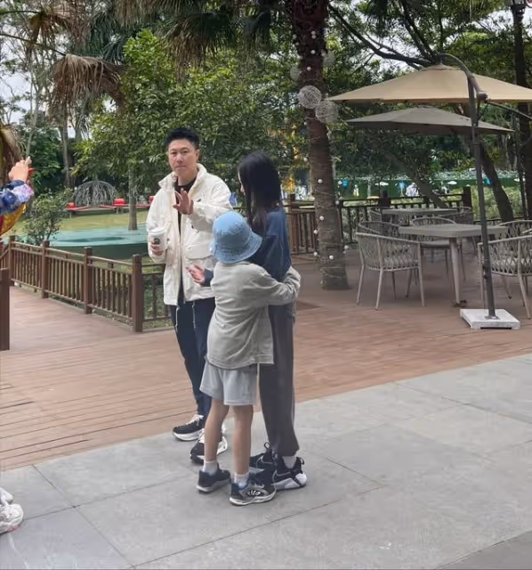 李小鵬一家廣西旅遊，12歲奧莉女大十八變，安琪皮膚泛黃老太多！