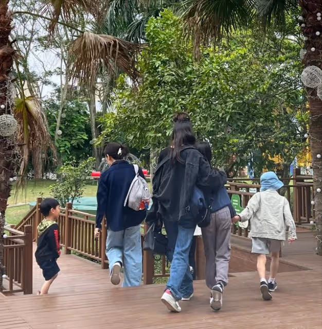 李小鵬一家廣西旅遊，12歲奧莉女大十八變，安琪皮膚泛黃老太多！