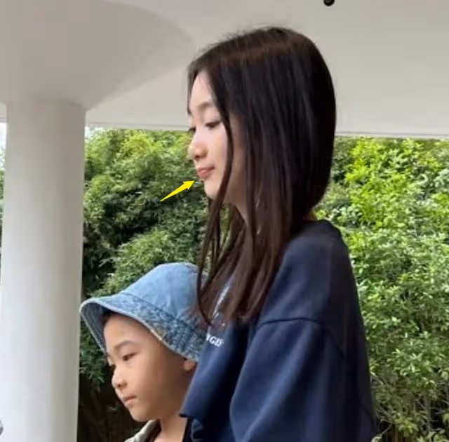 李小鵬一家廣西旅遊,12歲奧莉女大十八變,安琪皮膚泛黃老太多!