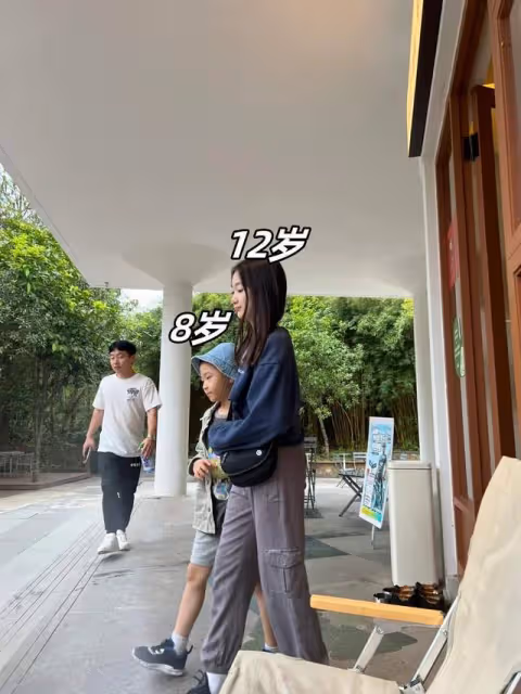 李小鵬一家廣西旅遊,12歲奧莉女大十八變,安琪皮膚泛黃老太多!
