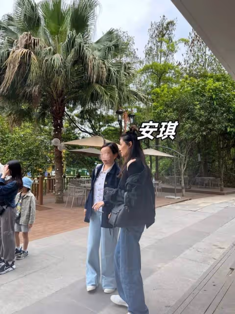李小鵬一家廣西旅遊,12歲奧莉女大十八變,安琪皮膚泛黃老太多!