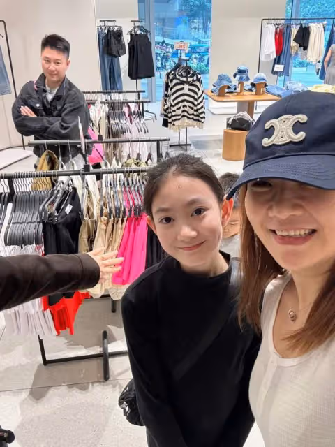 李小鵬一家廣西旅遊,12歲奧莉女大十八變,安琪皮膚泛黃老太多!