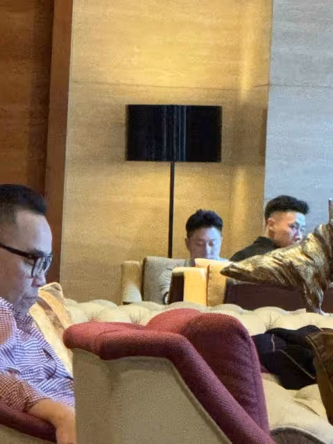 李小鵬一家廣西旅遊,12歲奧莉女大十八變,安琪皮膚泛黃老太多!