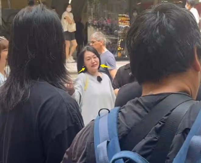 45歲小S罕見現身香港,贅肉凸起胖一圈,法令紋厚重老太多!