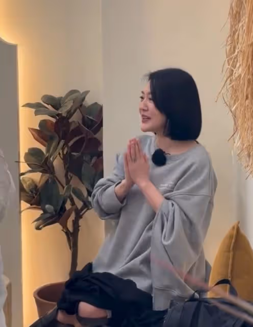 45歲小S罕見現身香港,贅肉凸起胖一圈,法令紋厚重老太多!