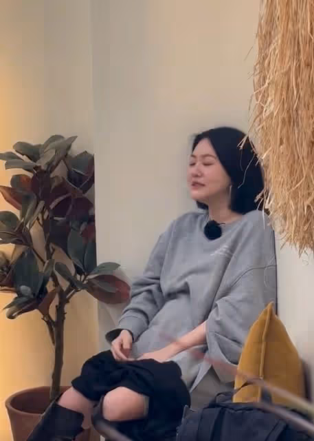 45歲小S罕見現身香港,贅肉凸起胖一圈,法令紋厚重老太多!