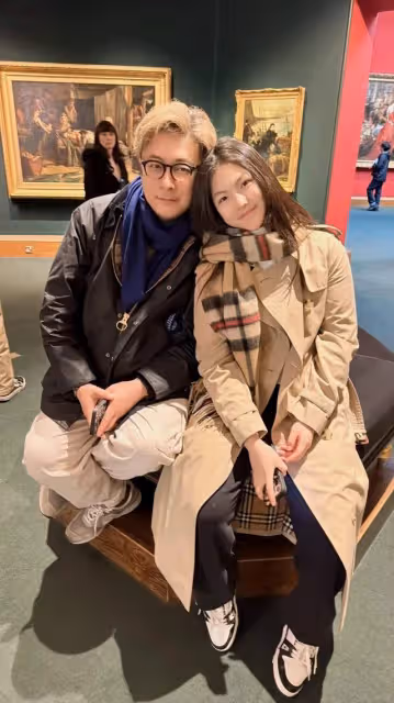 李湘一家3口看畫展,王詩齡行頭近4萬太漂亮,王岳倫時髦不輸女兒