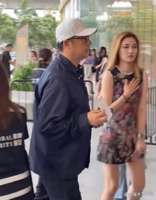 李湘一家3口看畫展,王詩齡行頭近4萬太漂亮,王岳倫時髦不輸女兒
