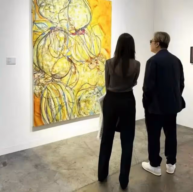 李湘一家3口看畫展,王詩齡行頭近4萬太漂亮,王岳倫時髦不輸女兒