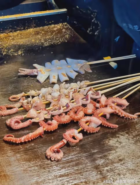 每天擺攤賣鐵板魷魚掙個千八百,非常輕鬆。