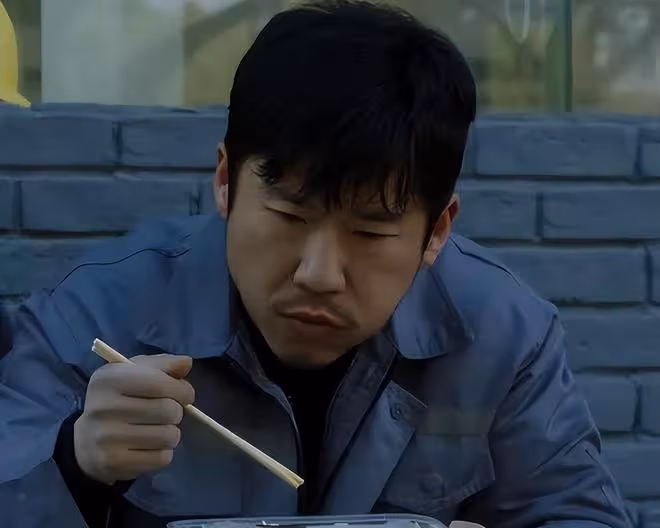 52歲於和偉對比45歲王驍,老天爺賞飯吃與科班畢業的演技一目了然