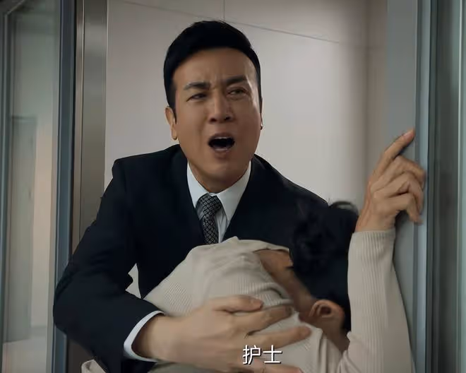 52歲於和偉對比45歲王驍,老天爺賞飯吃與科班畢業的演技一目了然