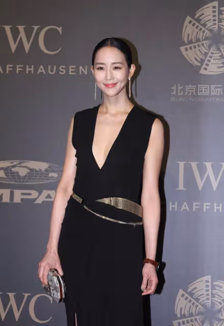 張鈞甯真不遮掩,穿V領裙還配高開叉,身材有點肉但成熟貴氣
