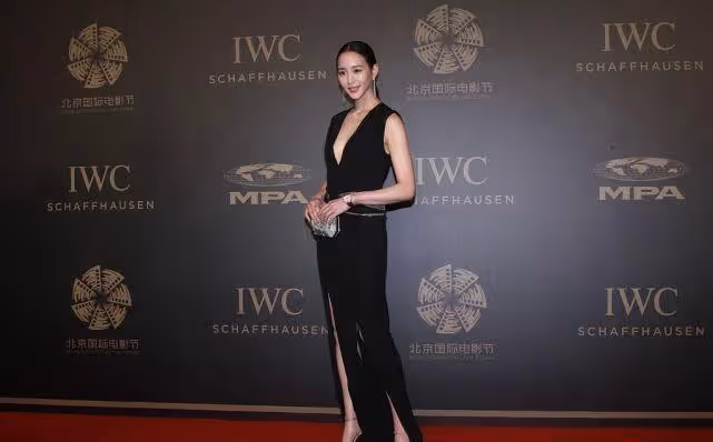 張鈞甯真不遮掩,穿V領裙還配高開叉,身材有點肉但成熟貴氣