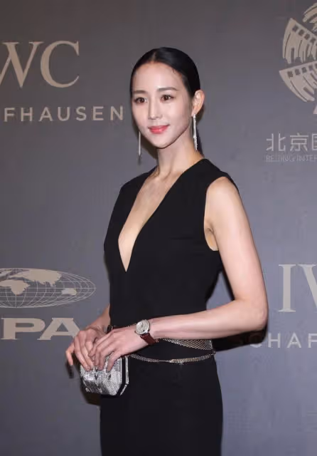 張鈞甯真不遮掩,穿V領裙還配高開叉,身材有點肉但成熟貴氣