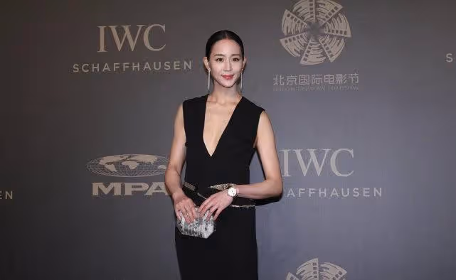 張鈞甯真不遮掩,穿V領裙還配高開叉,身材有點肉但成熟貴氣