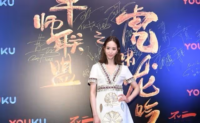 張鈞甯真不遮掩,穿V領裙還配高開叉,身材有點肉但成熟貴氣