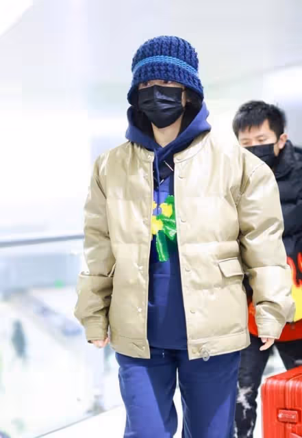 謝娜挺會保暖的,休閒夾克配衛衣套裝,有中年人的自覺性了