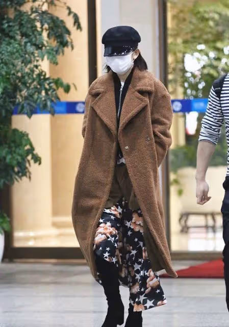 謝娜挺會保暖的,休閒夾克配衛衣套裝,有中年人的自覺性了