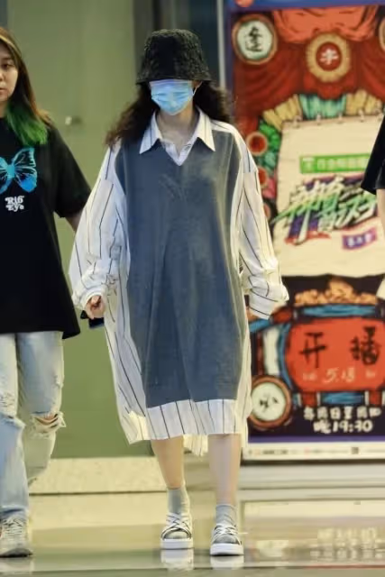 謝娜挺會保暖的,休閒夾克配衛衣套裝,有中年人的自覺性了