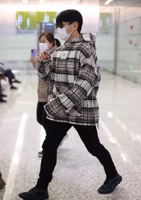 吳奇隆真沒有「大叔感」,穿格紋帽衫配休閒褲,身材看著挺硬朗