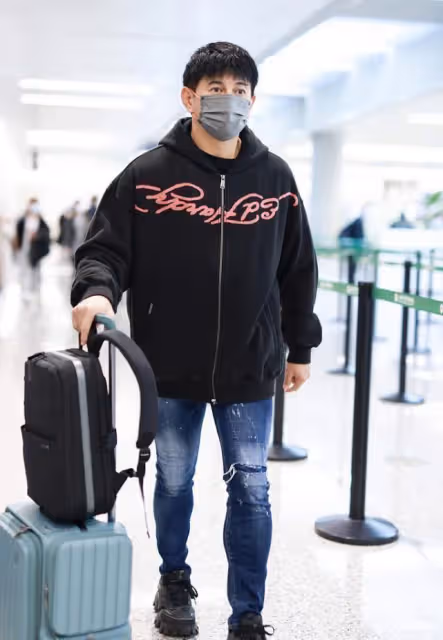 吳奇隆真沒有「大叔感」,穿格紋帽衫配休閒褲,身材看著挺硬朗