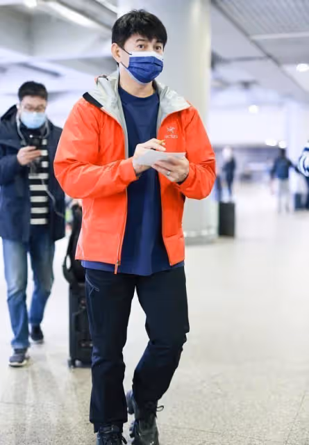 吳奇隆真沒有「大叔感」,穿格紋帽衫配休閒褲,身材看著挺硬朗
