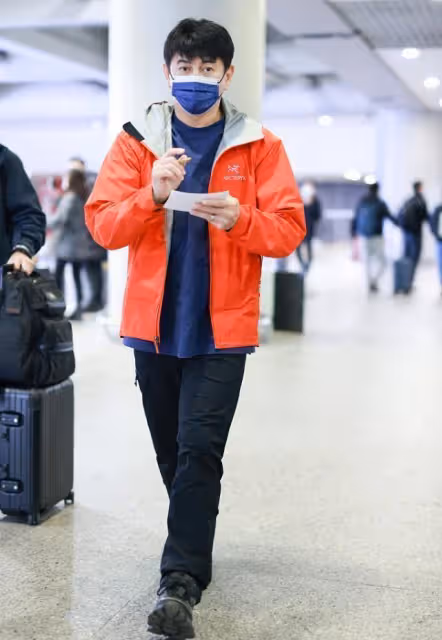 吳奇隆真沒有「大叔感」,穿格紋帽衫配休閒褲,身材看著挺硬朗