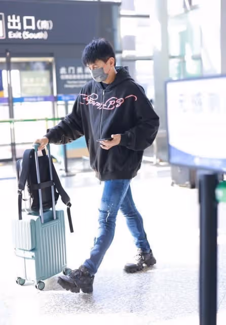 吳奇隆真沒有「大叔感」,穿格紋帽衫配休閒褲,身材看著挺硬朗