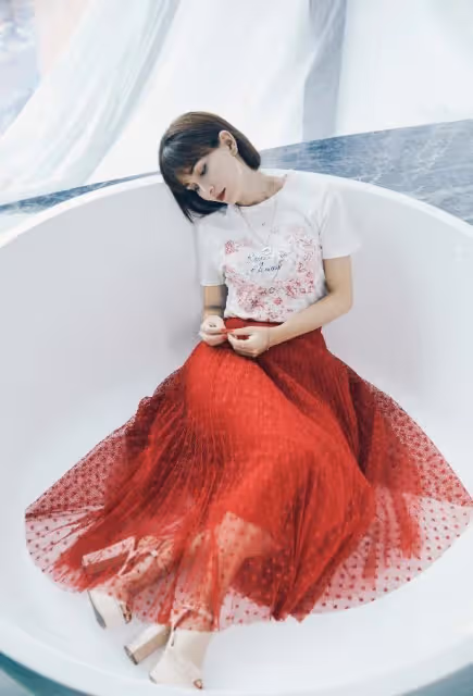 盧靖姍的氣質真沒得比,白色上衣配紅裙,在老公面前美得挺招搖