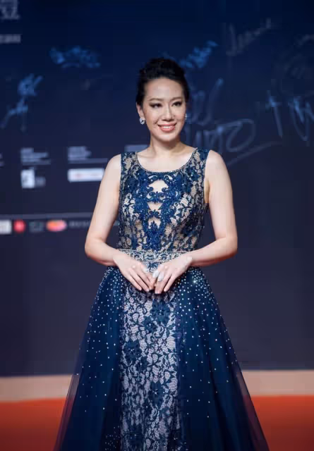 甄子丹妻子美得挺大方,骨架有點寬但模特身材仍在,穿透視裙好美