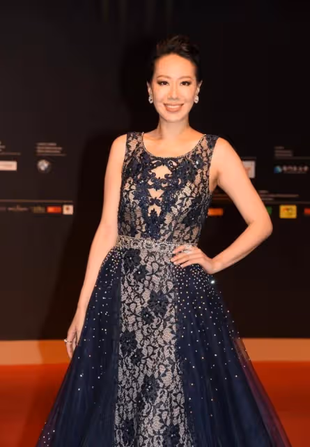 甄子丹妻子美得挺大方,骨架有點寬但模特身材仍在,穿透視裙好美