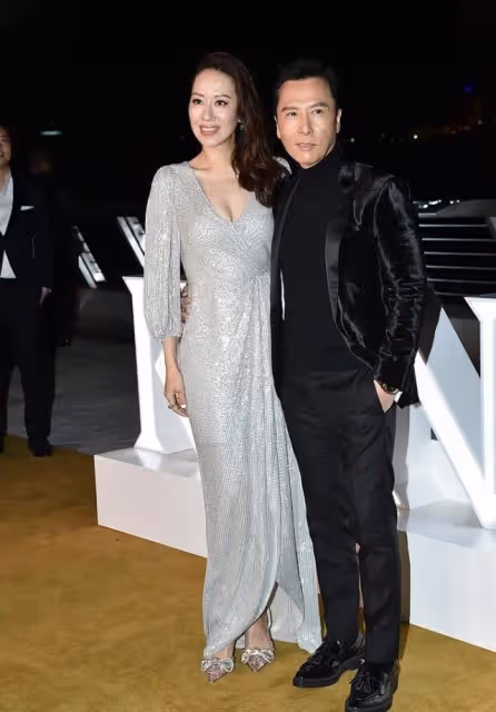 甄子丹妻子美得挺大方,骨架有點寬但模特身材仍在,穿透視裙好美