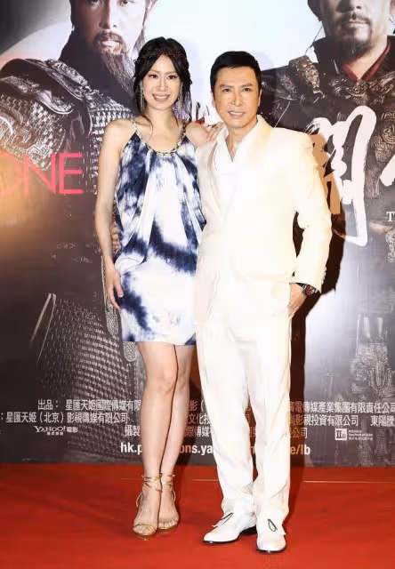 甄子丹妻子美得挺大方,骨架有點寬但模特身材仍在,穿透視裙好美
