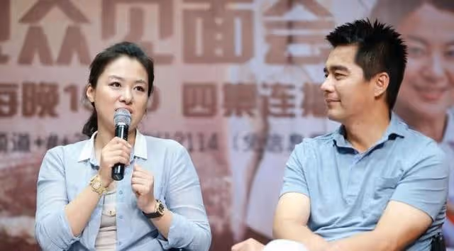 40+的沈傲君挺樸素的,襯衫配休閒褲簡約休閒,和普通女人沒兩樣