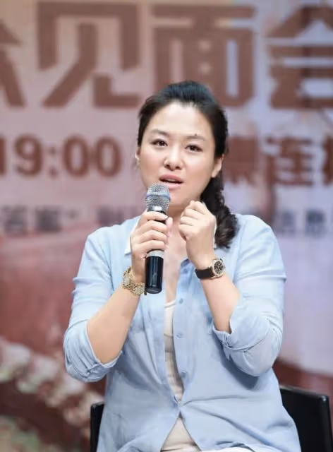 40+的沈傲君挺樸素的,襯衫配休閒褲簡約休閒,和普通女人沒兩樣