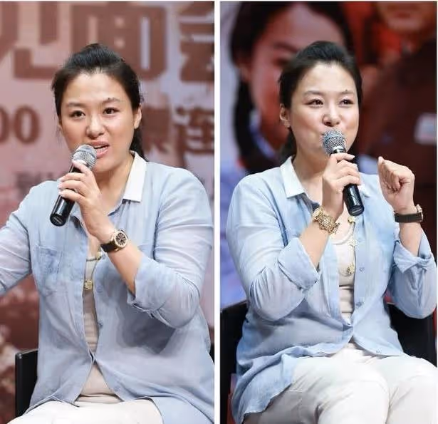 40+的沈傲君挺樸素的,襯衫配休閒褲簡約休閒,和普通女人沒兩樣