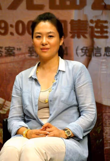 40+的沈傲君挺樸素的,襯衫配休閒褲簡約休閒,和普通女人沒兩樣