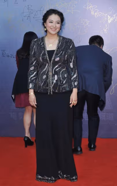 40+的沈傲君挺樸素的,襯衫配休閒褲簡約休閒,和普通女人沒兩樣