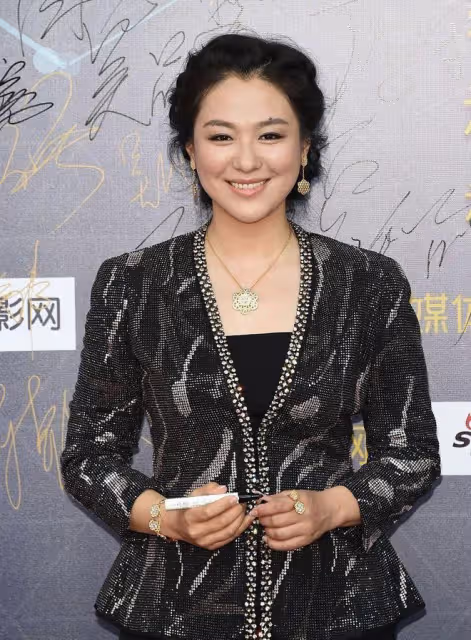 40+的沈傲君挺樸素的,襯衫配休閒褲簡約休閒,和普通女人沒兩樣