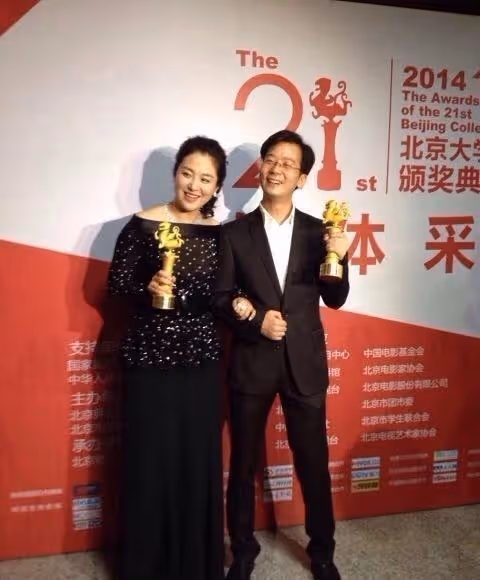 40+的沈傲君挺樸素的,襯衫配休閒褲簡約休閒,和普通女人沒兩樣