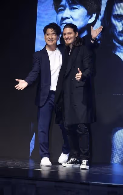 周華健和兒子同框好似一代人,穿西裝大方有型,配白T恤就挺吸睛