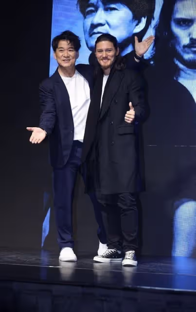 周華健和兒子同框好似一代人,穿西裝大方有型,配白T恤就挺吸睛