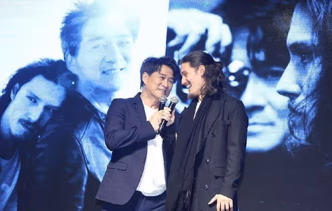 周華健和兒子同框好似一代人,穿西裝大方有型,配白T恤就挺吸睛