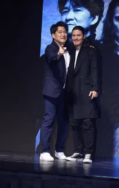 周華健和兒子同框好似一代人,穿西裝大方有型,配白T恤就挺吸睛