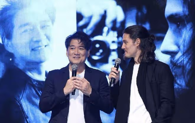 周華健和兒子同框好似一代人,穿西裝大方有型,配白T恤就挺吸睛
