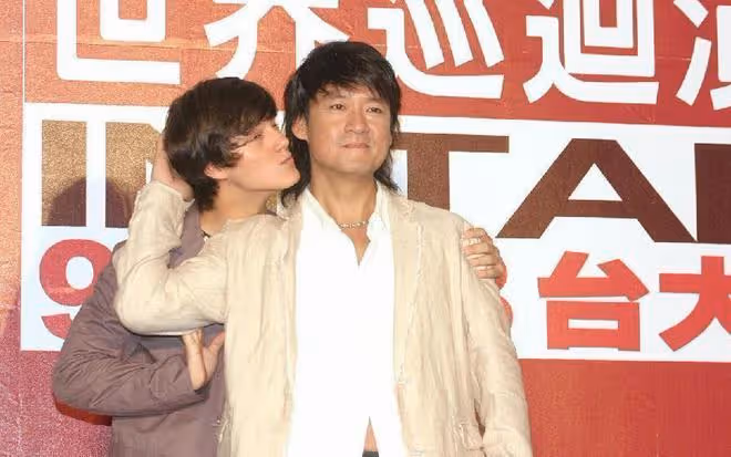 周華健和兒子同框好似一代人,穿西裝大方有型,配白T恤就挺吸睛