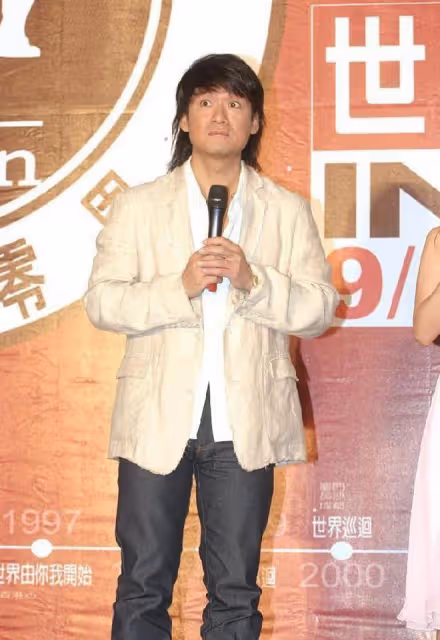 周華健和兒子同框好似一代人,穿西裝大方有型,配白T恤就挺吸睛