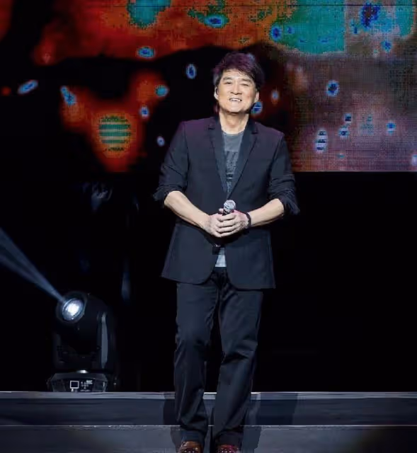 周華健和兒子同框好似一代人,穿西裝大方有型,配白T恤就挺吸睛